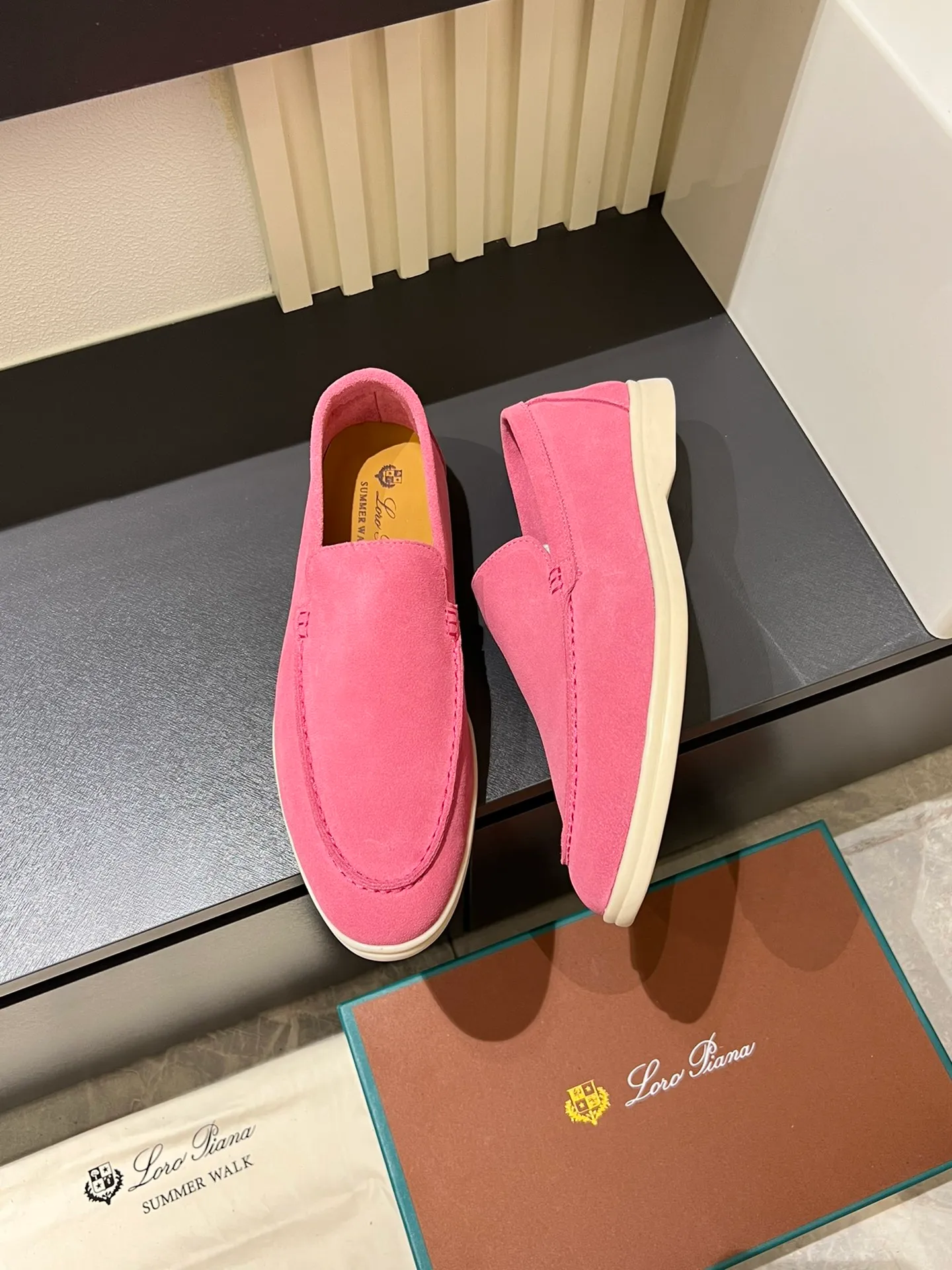 Men's shoes 💰p360 "Loro men's shoes 💰pian'*" Classic L men's shoes for couples 💰p Top version British flat loafers, a must-have item in old money style, the minimalist design is eye-catching and durable, a plus point for dressing The soft foot feel and texture are outstanding. They don’t scratch your feet and are very nice. They are matched with soft and waxy soles. They can be worn daily for a long time without getting tired. They are easy to wear, versatile and classic items, with perfect foot feel and texture! Imported cashmere fabric, the lining is made of imported A-grade water-dyed cow lining, the top version of the genuine leather midsole is sewn with pure handmade mark thread! Size: Female 35-40 (34. Customized) Male 38-44 (45.46. Customized)
